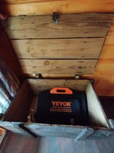 Mareuil-sur-ArnonにあるChalet western - Retour à l'instinct primaireの天井の真ん中に置かれた箱 +30枚の写真