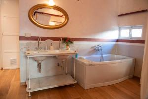 Koupelna v ubytování Peruzzi Luxury Apartment by Mamo Florence + 28 fotografií