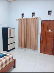 Postel nebo postele na pokoji v ubytování Sumba Permai Homestay