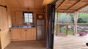 Kuchyň nebo kuchyňský kout v ubytování Lodges dans les vignes Domaine Terre des Mages + 15 fotografií