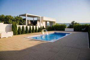 莫斯塔尔Vila11的后院的游泳池,设有喷泉