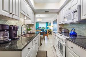 Η κουζίνα ή μικρή κουζίνα στο Beachfront Madeira Norte