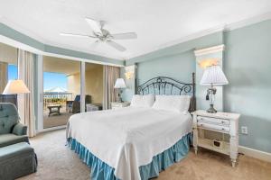 En eller flere senge i et værelse på Beachfront Getaway Luxurious 3BR with Ocean Views + 22 billeder