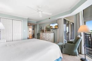 Et tv og/eller underholdning på Beachfront Getaway Luxurious 3BR with Ocean Views