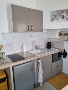 Η κουζίνα ή μικρή κουζίνα στο Maisonnette confortable