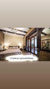 een slaapkamer met een bed in een kamer bij VIP Castle apartmens in Lviv