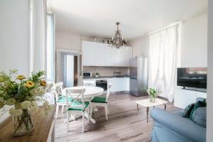 科莫Glamour - by MyHomeInComo的配有桌椅的厨房和客厅