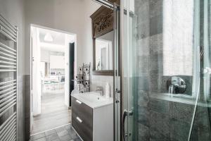 科莫Glamour - by MyHomeInComo的带水槽和淋浴的浴室