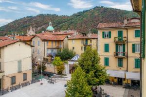 科莫Glamour - by MyHomeInComo的以山为背景的小镇全景