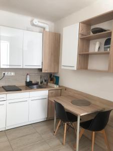 Kuchyň nebo kuchyňský kout v ubytování M&C Apartmans