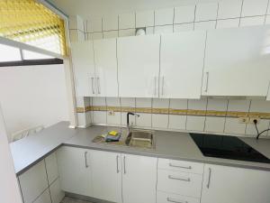 Kuchyň nebo kuchyňský kout v ubytování Seaview Apartment Los Cactus