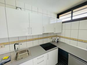 Kuchyň nebo kuchyňský kout v ubytování Seaview Apartment Los Cactus