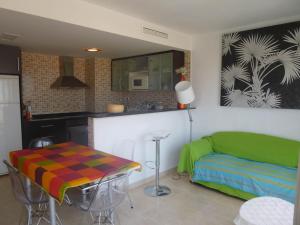 O bucătărie sau chicinetă la Apartamento Ozieri con piscina y vistas al mar