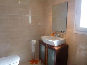 O baie la Apartamento Ozieri con piscina y vistas al mar +15 fotografii