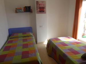 Un pat sau paturi într-o cameră la Apartamento Ozieri con piscina y vistas al mar
