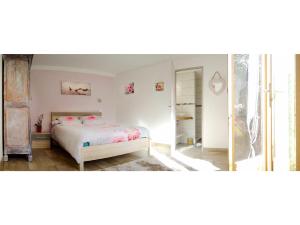 a bedroom with a bed with pink flowers on it at Les Jasmins in Collioure