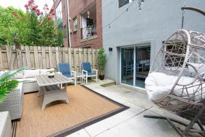 een patio met een schommel, een tafel en stoelen bij Stylish 3BR w Pool Table & Garage in Philadelphia