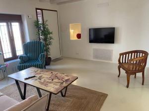 Televisyen dan/atau pusat hiburan di Casa junto al castillo