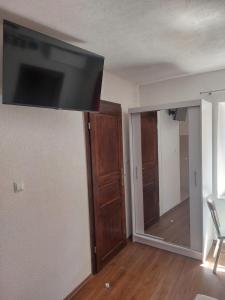 Un televisor de pantalla plana colgado en la pared de una habitación. en Studio Sea and the City, en Rovinj