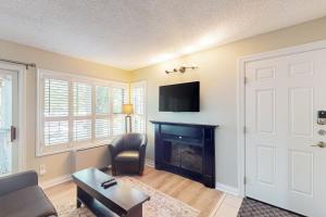 Il comprend un salon doté d'une cheminée et d'une télévision à écran plat. dans l'établissement Condo 206 at North Creek Resort, à Blue Mountains