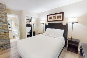 une chambre avec un grand lit blanc et une salle de bain dans l'établissement Condo 206 at North Creek Resort, à Blue Mountains 22 autres photos