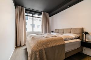 a bedroom with a bed and a window at B2 Apartments by Heimaleiga in Reykjavík