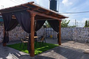 En terrasse eller udendørsområde på Luxurious 2bed with Wi-Fi, AC and Pergola