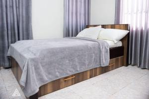 En eller flere senge i et værelse på Luxurious 2bed with Wi-Fi, AC and Pergola