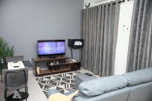 Et tv og/eller underholdning på Luxurious 2bed with Wi-Fi, AC and Pergola