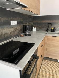 une cuisine avec une cuisinière noire dans l'établissement Luna Nera, à Skala Sotiros