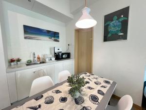 une cuisine et une salle à manger avec une table et des chaises dans l'établissement OceanBay Seaview 6PAX Studio Netflix A-19-13, à Kuantan