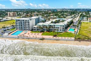 una vista aérea de la playa y los edificios en Atlantic Escape, en Daytona Beach