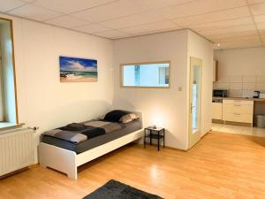 un dormitorio con una cama en una habitación en For Workers Bedburg Hau, en Hau