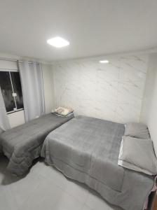 ein Schlafzimmer mit einem großen Bett in einem Zimmer in der Unterkunft Hospedagem da vila in Santa Teresa