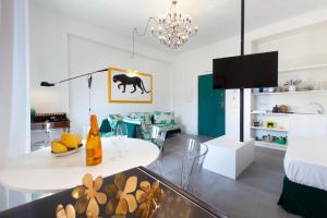 Area soggiorno di Estate4home - Design Flat