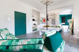 un soggiorno con 2 divani e una sala da pranzo di Estate4home - Design Flat a Piano di Sorrento
