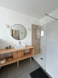 ein Badezimmer mit Waschbecken und Spiegel in der Unterkunft Oïhana Villa & Suites - Piscine chauffée - 4km de la plage in Labenne