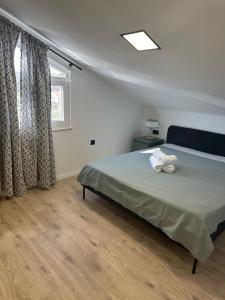 een slaapkamer met een bed met een knuffeldier erop bij Apartment Roni in Zadar +73 foto's