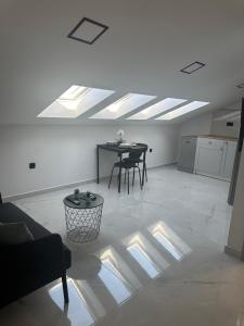 een woonkamer met een tafel en een plafond bij Apartment Roni in Zadar