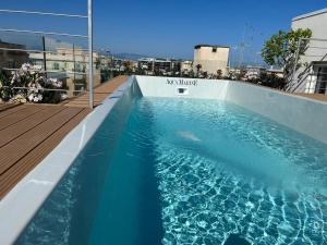 una piscina en la parte superior de un edificio en Aqua Marine B&B - Rooms and Apartments, en Milazzo