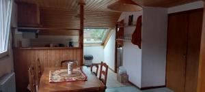 une petite salle à manger avec une table et des chaises dans l'établissement bellavie3, à Cornimont