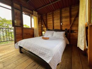 1 dormitorio con 1 cama en una habitación de madera en Hospedaje Mirador La Aurora Filandia, en Filandia 37 fotos más