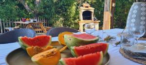 Jídlo v vily nebo okolí + 2 fotografie