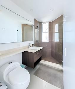 une salle de bains avec toilettes, lavabo et douche dans l'établissement 2 Dormitorios Morros. Vista Mar y salida playa, à Carthagène des Indes