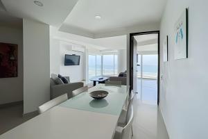 un salon avec une table et un canapé dans l'établissement 2 Dormitorios Morros. Vista Mar y salida playa, à Carthagène des Indes