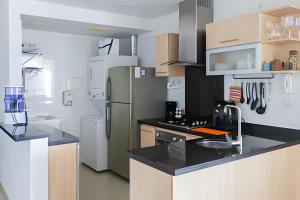 une cuisine avec un réfrigérateur et un plan de travail dans l'établissement 2 Dormitorios Morros. Vista Mar y salida playa, à Carthagène des Indes