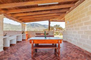 ファヴィニャーナにあるCasa vacanze Villa Raffaelaの石壁のパティオ(テーブル付) +38枚の写真