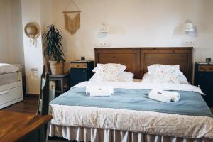 a bedroom with a bed with two towels on it at Pájlánd HÁZ -1770- Márok in Márok