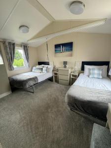 Postel nebo postele na pokoji v ubytování Golden Palm Resort - The Pearl - Coastal Caravan Breaks