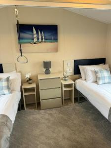 Postel nebo postele na pokoji v ubytování Golden Palm Resort - The Pearl - Coastal Caravan Breaks + 27 fotografií